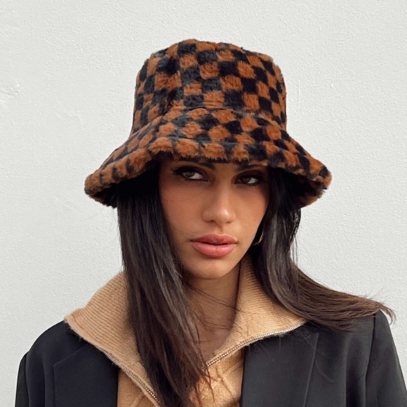 Accessories - Checkerboard fuzzy Bucket hat